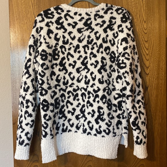 UGG Cecilia Snow Leopard V-Neck Cheetah Print Super Soft Sweater size M - Picture 10 of 10
